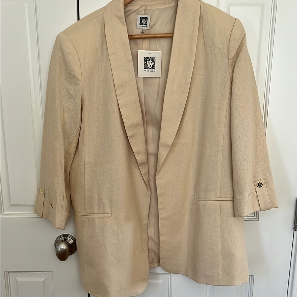 Anne Klein Cream Blazer with Notched Lapel and Tailored Silhouette
